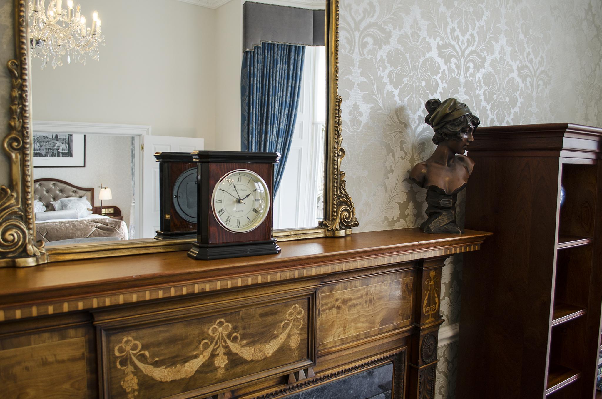The Bonham Hotel Edinburgh Bagian luar foto A mantelpiece clock
